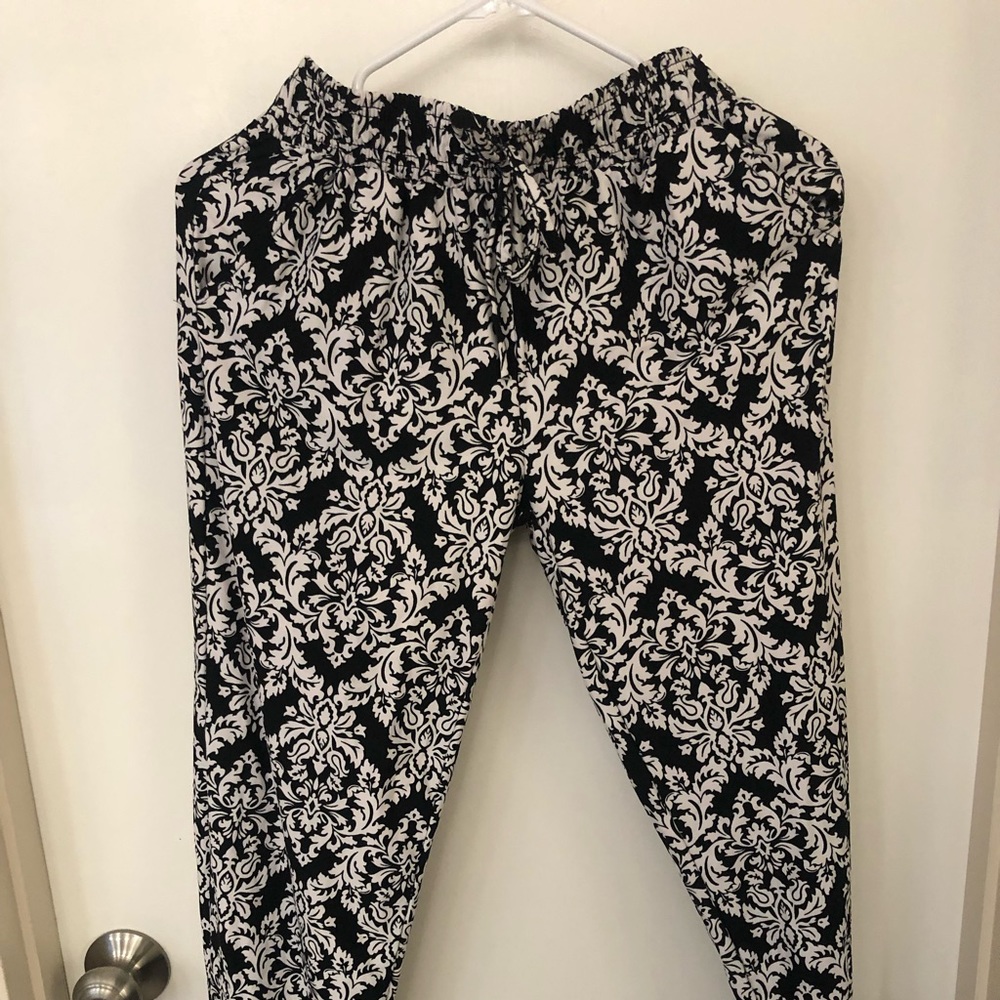 Stretchy paisley print pants